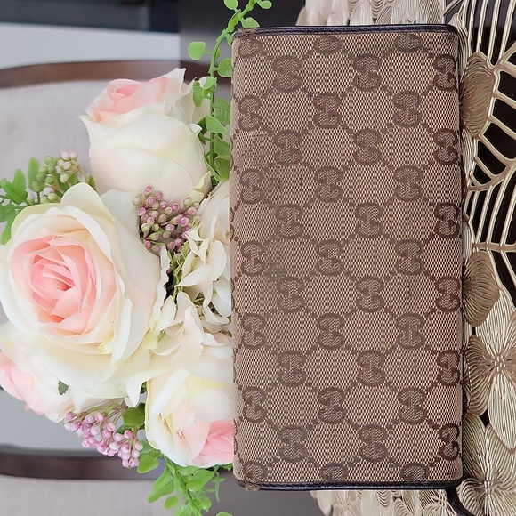 Authentic Gucci compact wallet - Picture 2 of 8